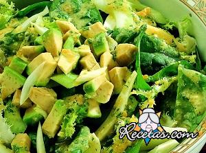 Vegetales con salsa de aguacate y huevo