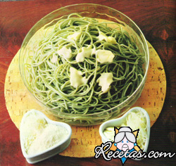 Spaghetti verdes a los cuatro quesos