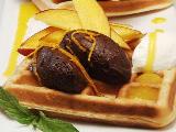 Waffles de ganache de chocolate y salsa de mango