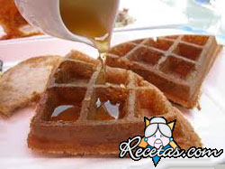 Waffles morenos con salsa de miel